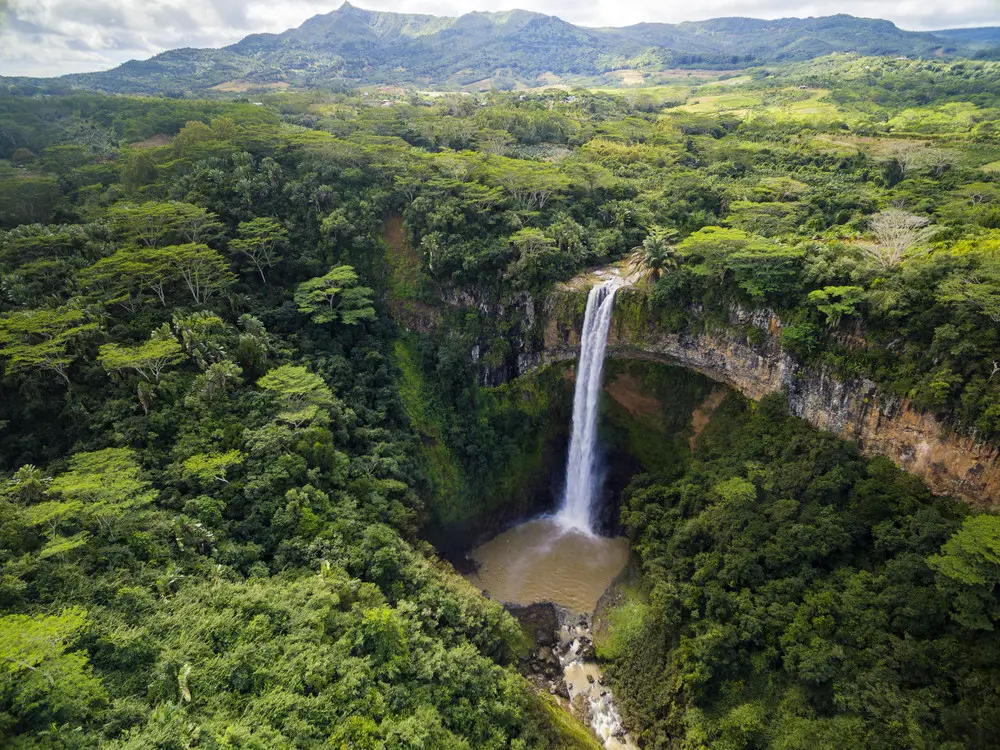 In honor of Earth Day, make your next vacation more meaningful by giving the gift of your time to the planet. To inspire travelers to roll up their sleeves and get involved, Cheapflights.com has pulled together a list of "Destinations to make ...