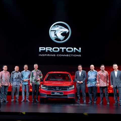 Group of PROTON, DRB-HICOM and MITI leaders standing on stage with the All-New Proton Saga during its official launch event.