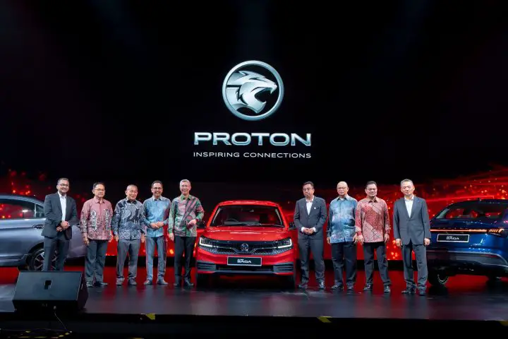 Group of PROTON, DRB-HICOM and MITI leaders standing on stage with the All-New Proton Saga during its official launch event.