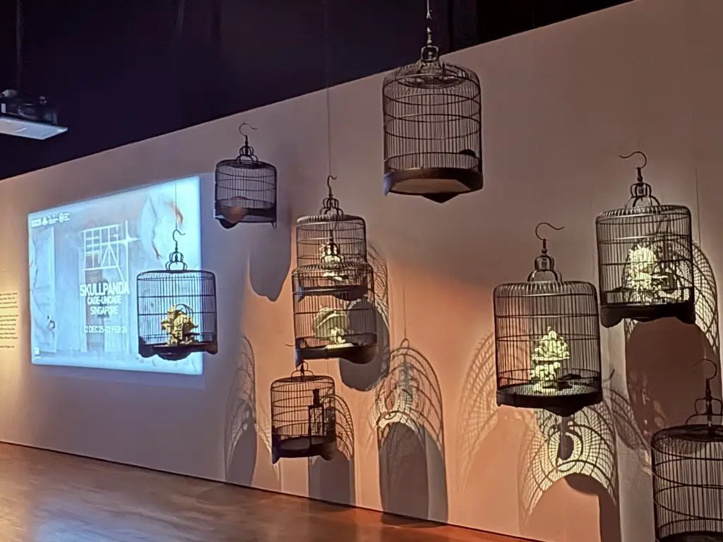A Singapore-exclusive installation inspired by the city’s bird-singing tradition, featuring prototype Skullpanda figures from The Paradox Series and video art created specially for the CAGE-UNCAGE showcase by Xiong Miao. The exhibit was jointly created by POP Mart, The National Museum of Singapore and The Singapore Tourism Board.