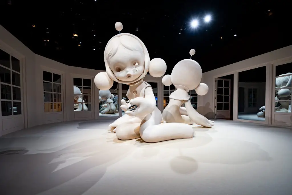 This central installation, known as The Room, uses reflection and repetition to evoke the inner conflicts at the core of SKULLPANDA’s narrative.