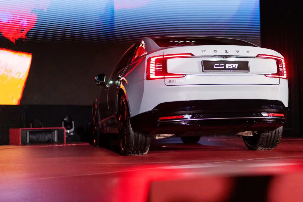 C-shaped LED rear lights give the Volvo ES90 a distinctive presence from behind.