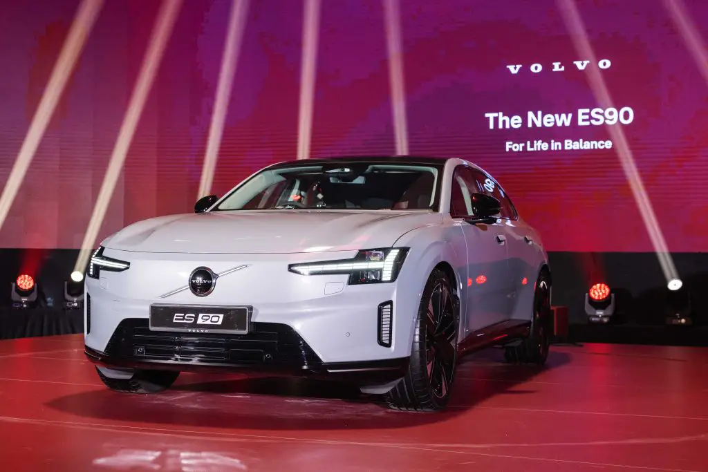 Volvo ES90 combines the versatility of a fastback with the spaciousness of an SUV.